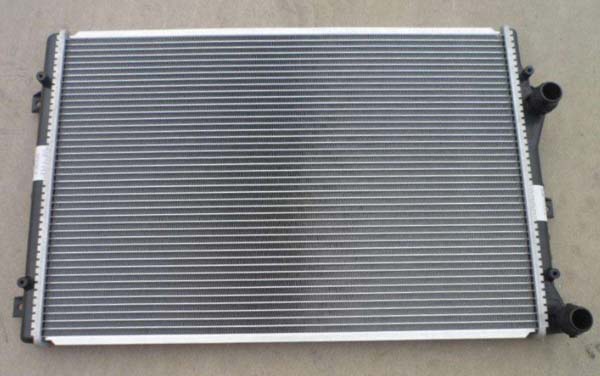 洗車上的鋁型材散熱器上的孔間距設(shè)計(jì)應(yīng)該注重的事項(xiàng)